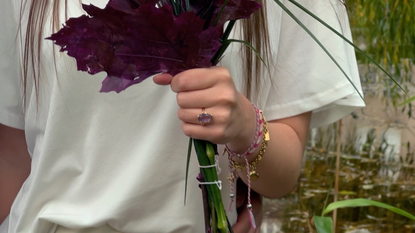 Film Cartier, une main, la bague et un bouquet, novembre 2025