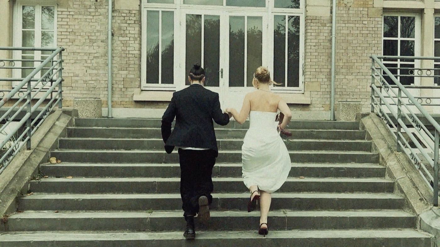 Film Cartier, un couple de dos dans un escalier, novembre 2025