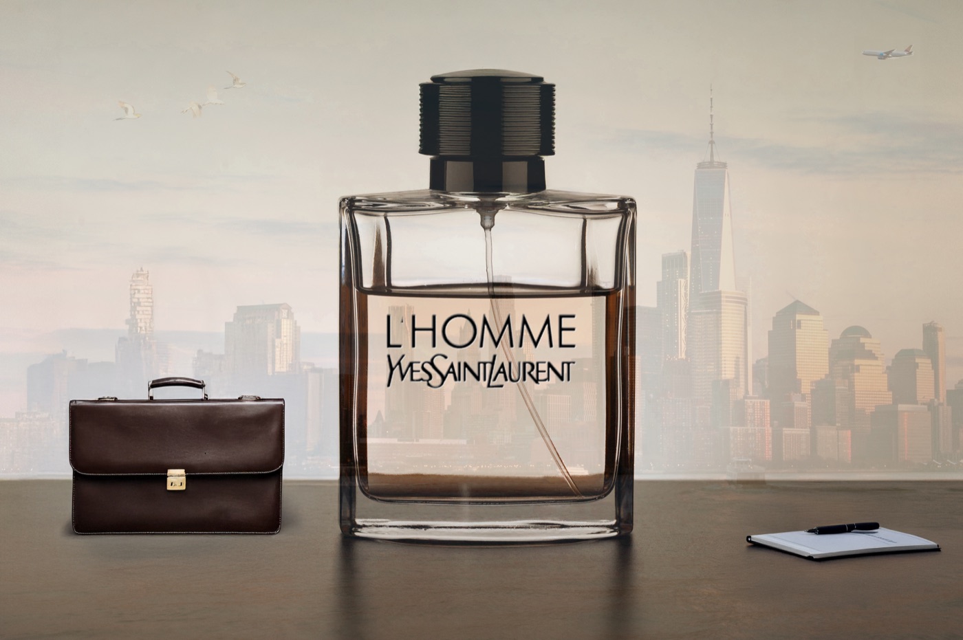 Affiche YSL L’Homme, flacon sur la skyline de Manhattan, décembre 2025